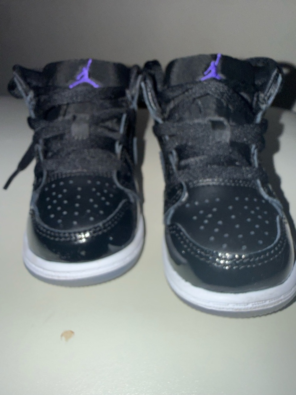 Jordan 1 toddlers Black Patent Leather High-Top Sneakers - Picture 6 of 7